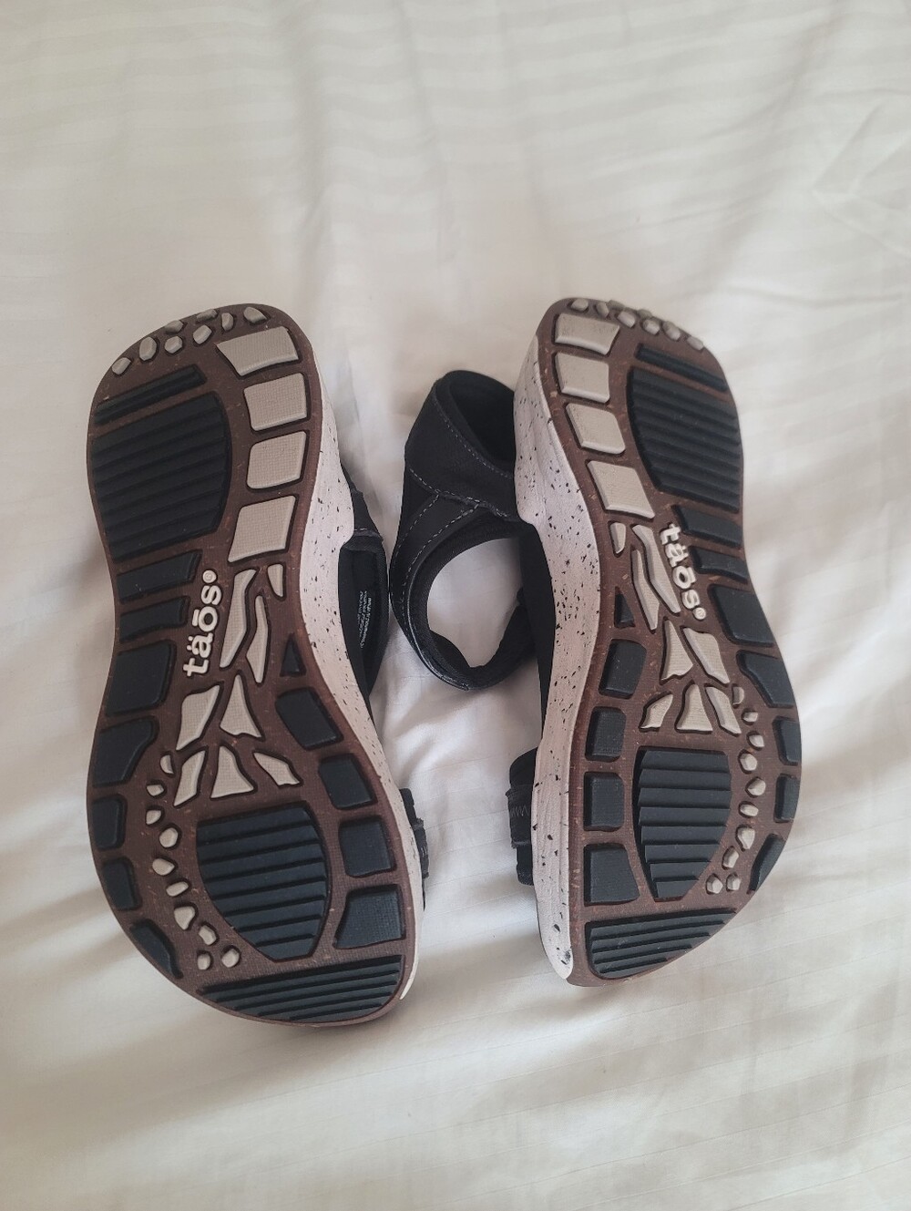 Taos Footwear Black Women's Super Side sandals - Picture 7 of 9